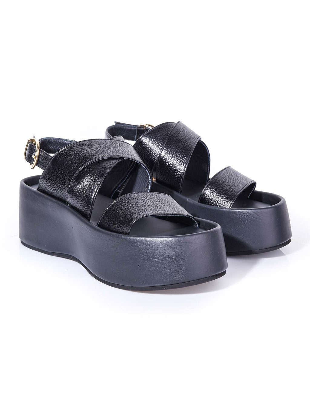 Sandalia de plataforma negra modelo Dara de Zuoro Shoes, con tiras anchas de textura premium y ajuste de hebilla al tobillo