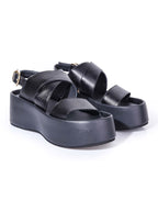 Sandalia de plataforma negra modelo Dara de Zuoro Shoes, con tiras anchas de textura premium y ajuste de hebilla al tobillo