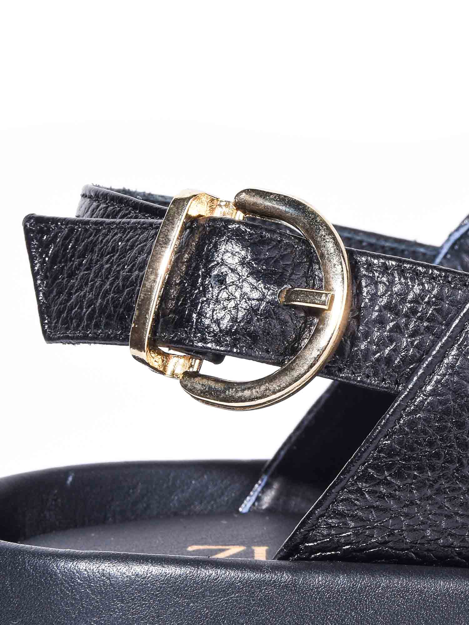 Primer plano de la hebilla metálica y la textura premium de la sandalia Dara negra, garantizando un ajuste perfecto