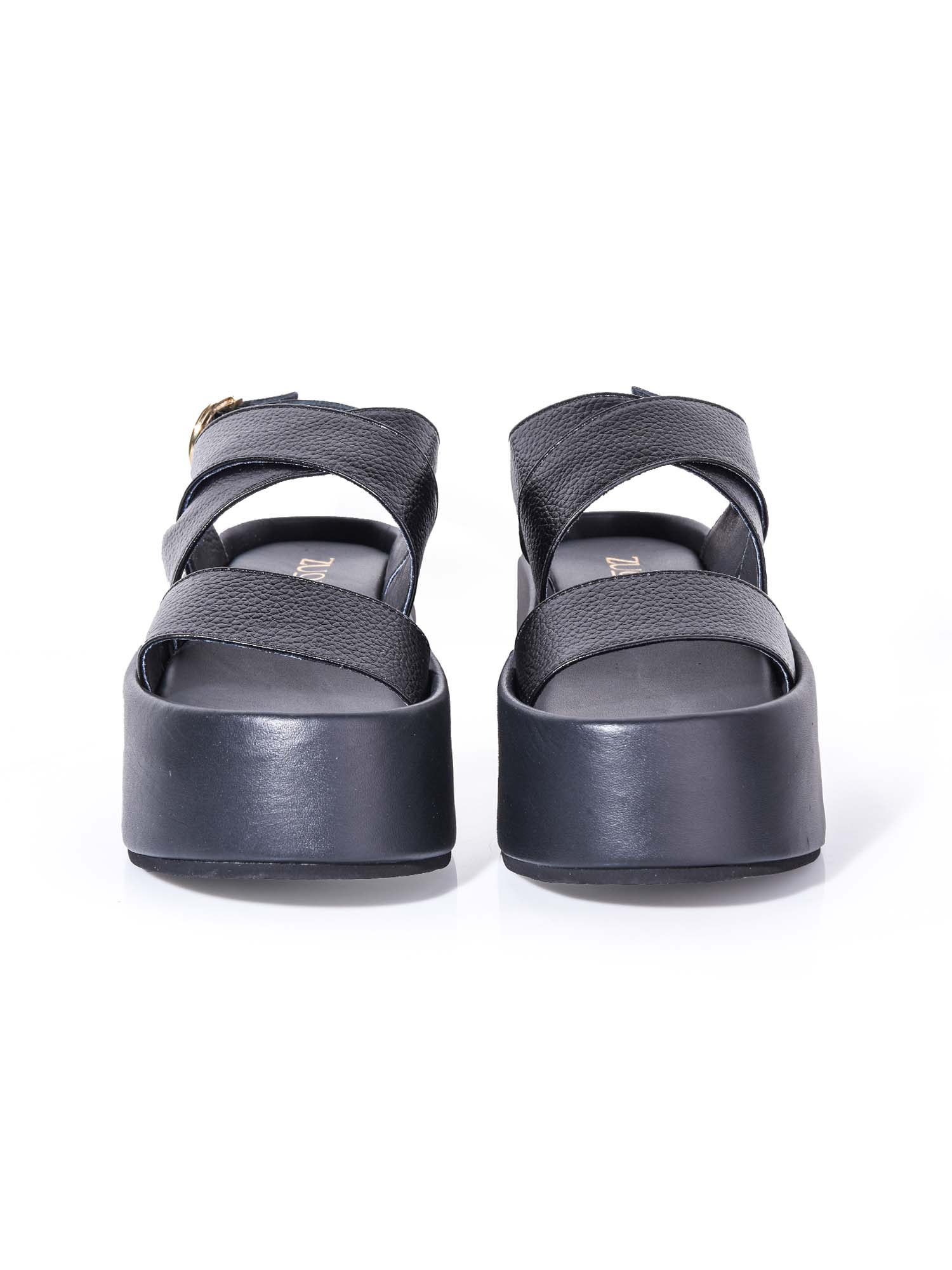 Vista frontal de la plataforma Dara negra resaltando la cobertura del empeine y la base sólida para una pisada estable