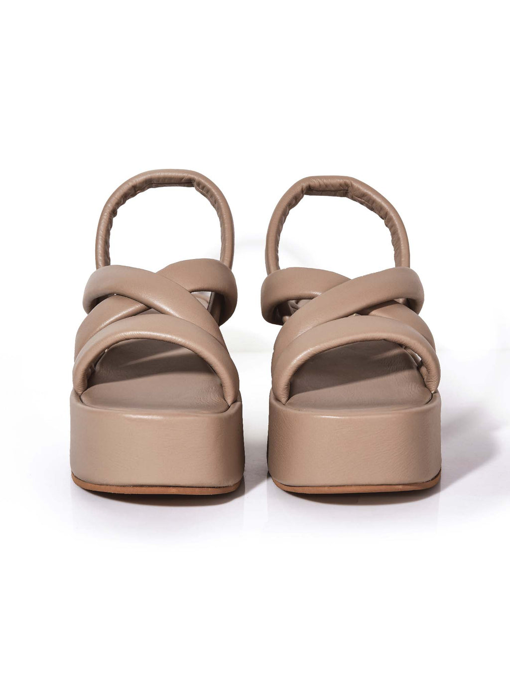 Vista de frente de sandalias Julia color beige, plataformas neutras que estilizan la pierna de Zuoro Shoes