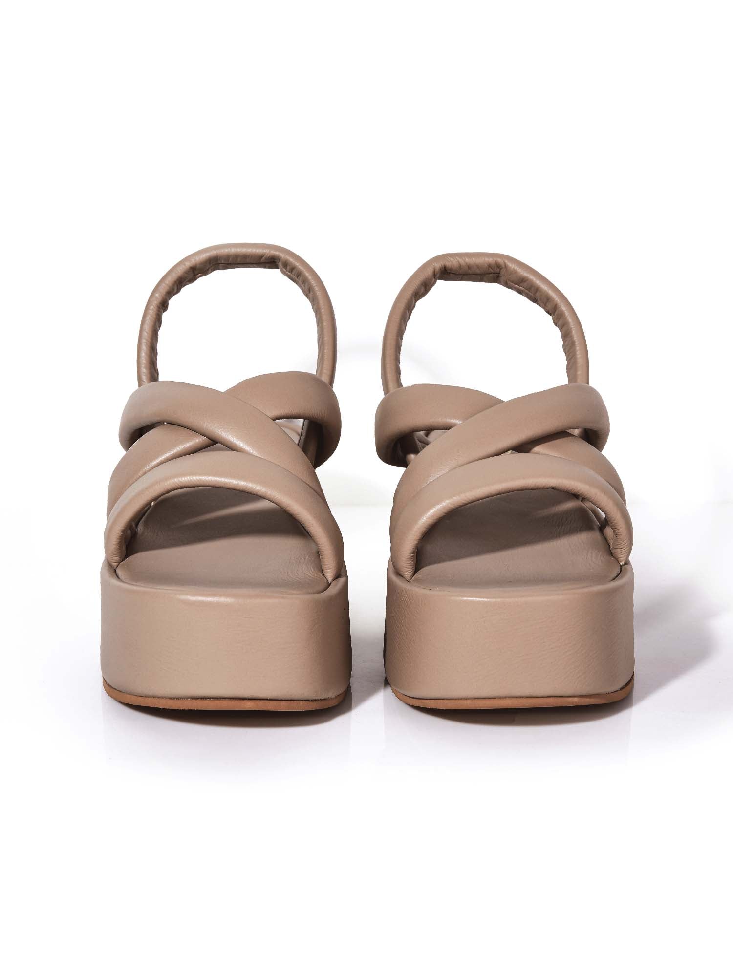 Vista de frente de sandalias Julia color beige, plataformas neutras que estilizan la pierna de Zuoro Shoes
