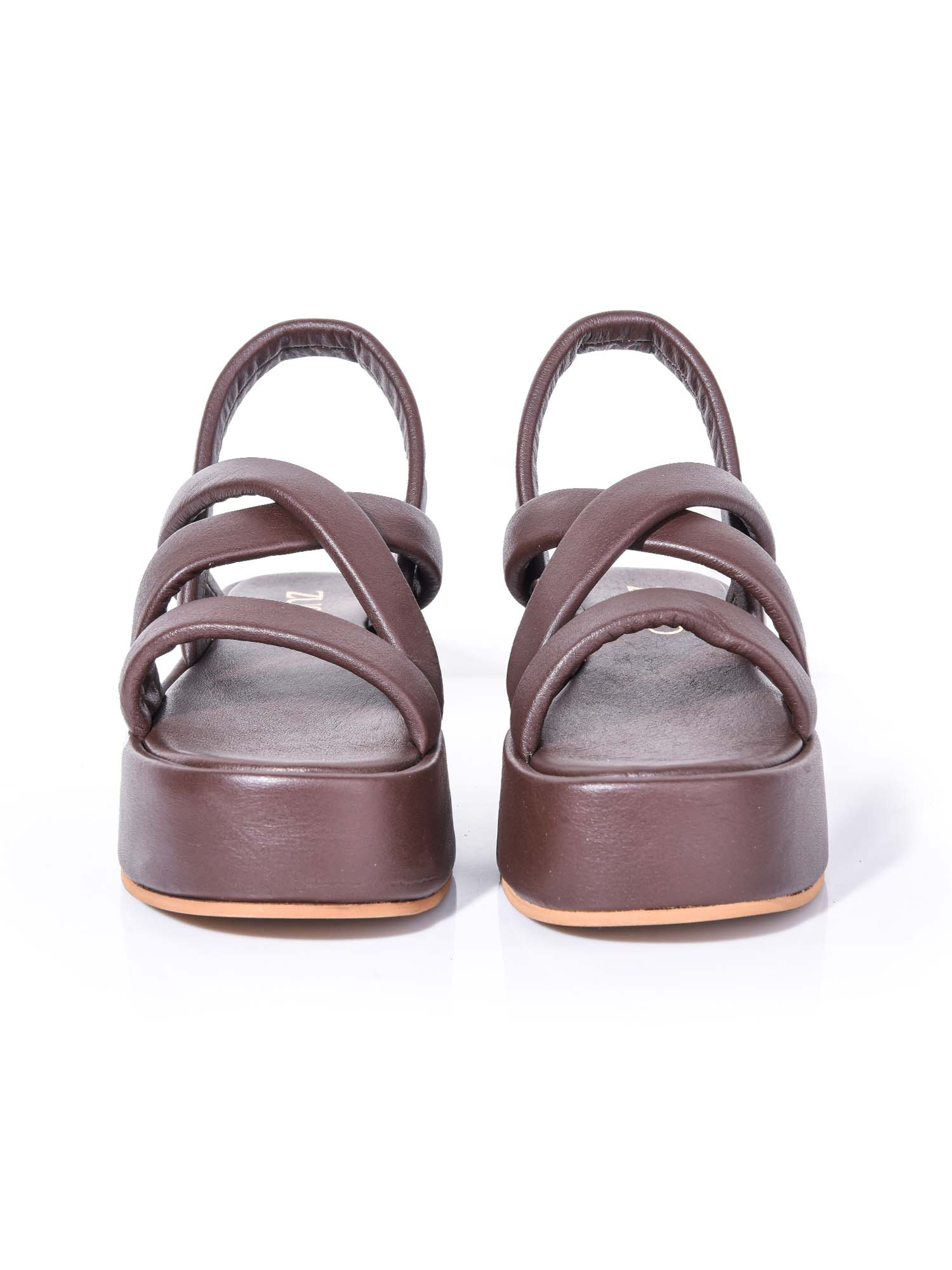 Detalle frontal de sandalia café Julia, resaltando el ajuste rápido al tobillo y las tiras tubulares de tendencia