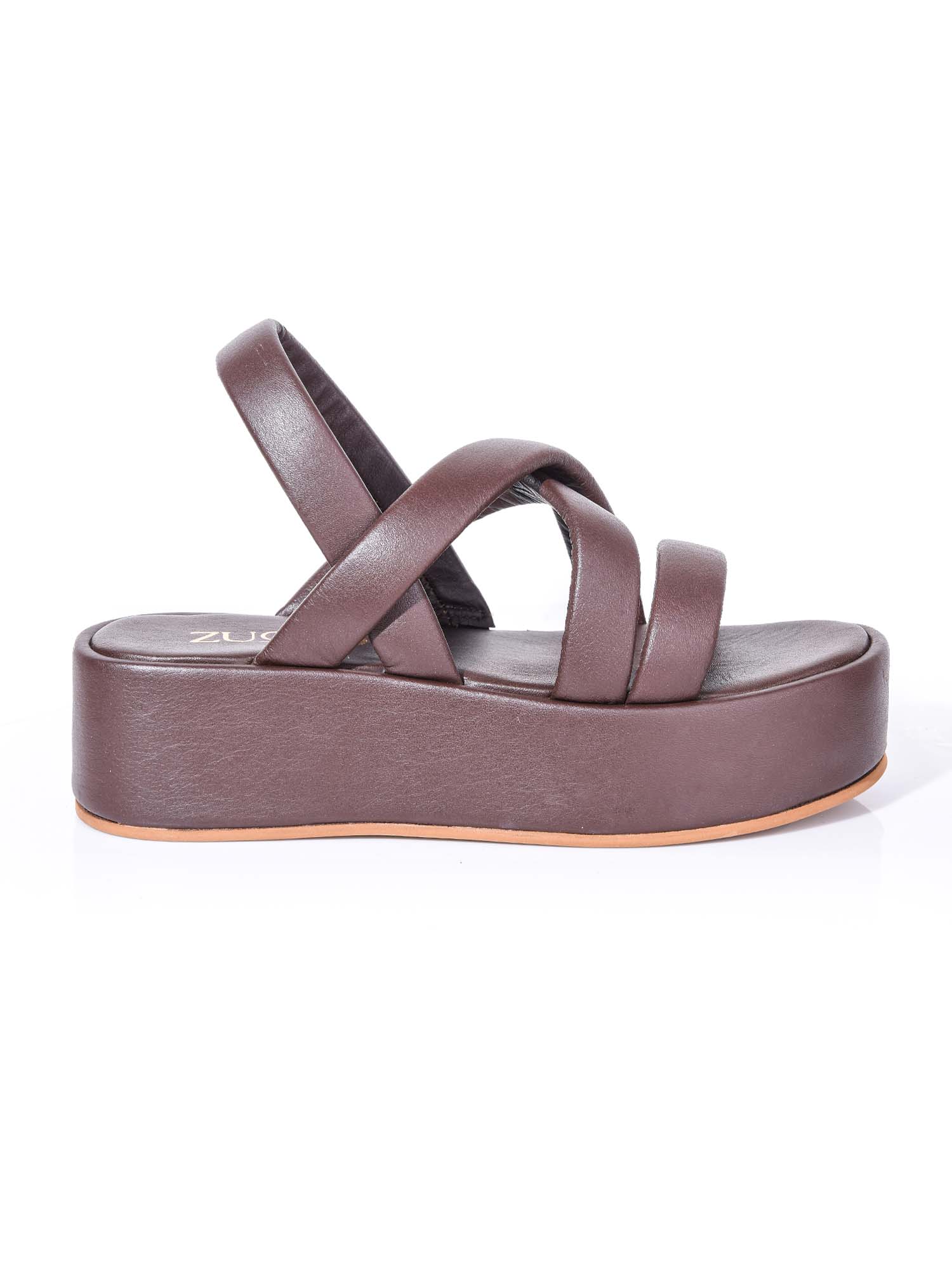 Vista lateral de plataforma marrón Julia, calzado cómodo con suela ligera y diseño ergonómico de Zuoro