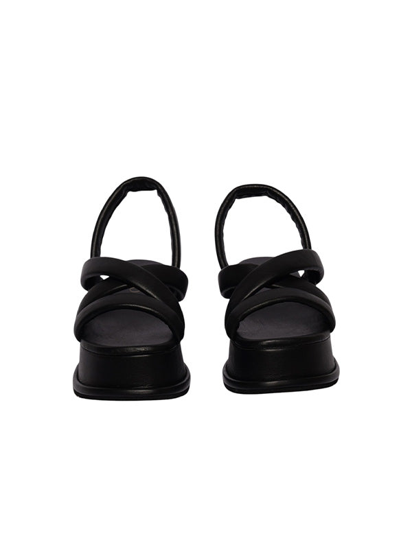 Vista frontal de sandalias negras Julia, destacando el diseño de tiras suaves y puntera abierta para mujer