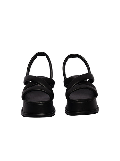 Vista frontal de sandalias negras Julia, destacando el diseño de tiras suaves y puntera abierta para mujer