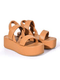 Sandalia de plataforma miel modelo Lenna de Zuoro Shoes, con tiras anchas acolchadas para un ajuste suave y evitar rozaduras