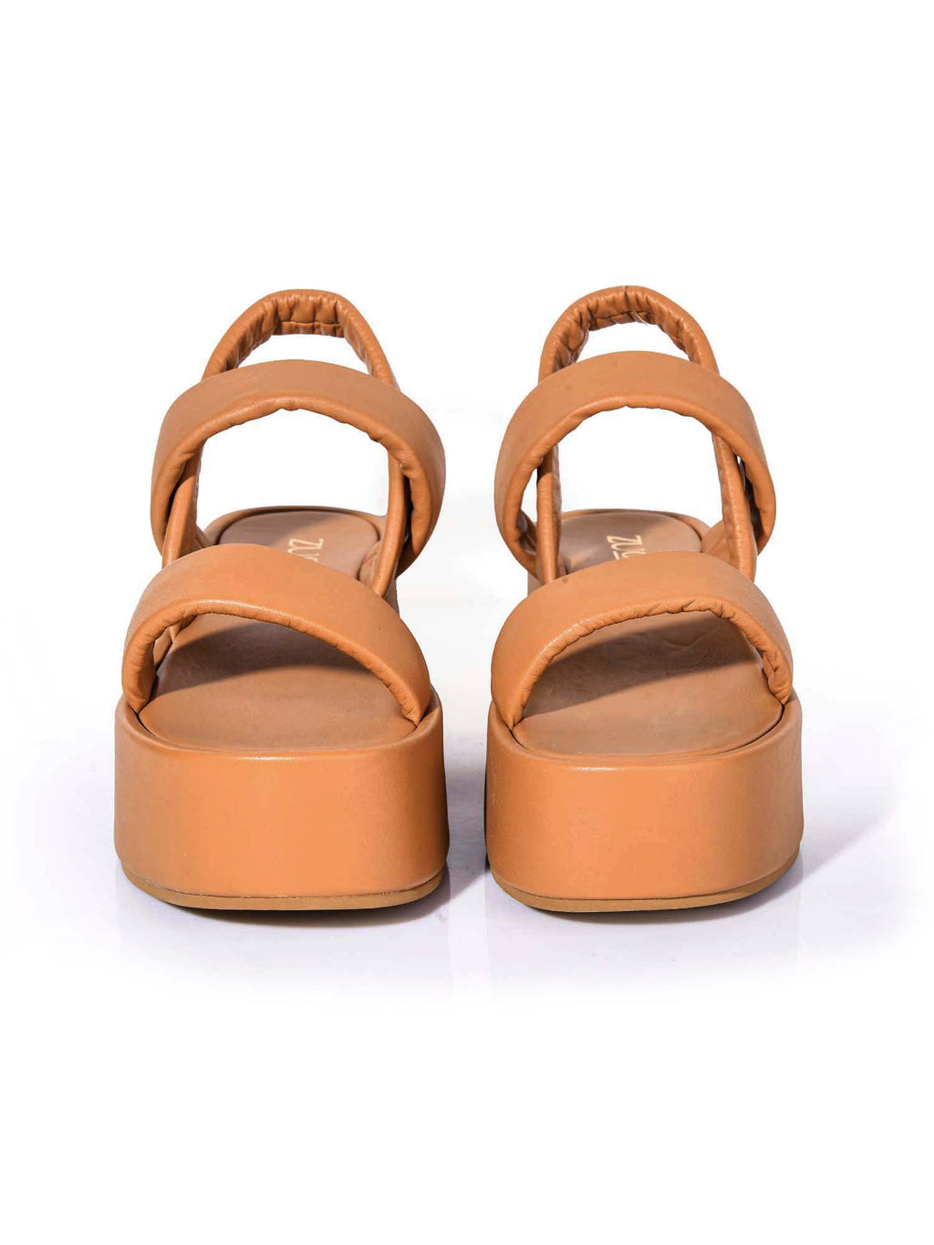 Vista frontal de la sandalia Lenna miel resaltando el volumen acolchado de las tiras y la suavidad del material sobre el empeine