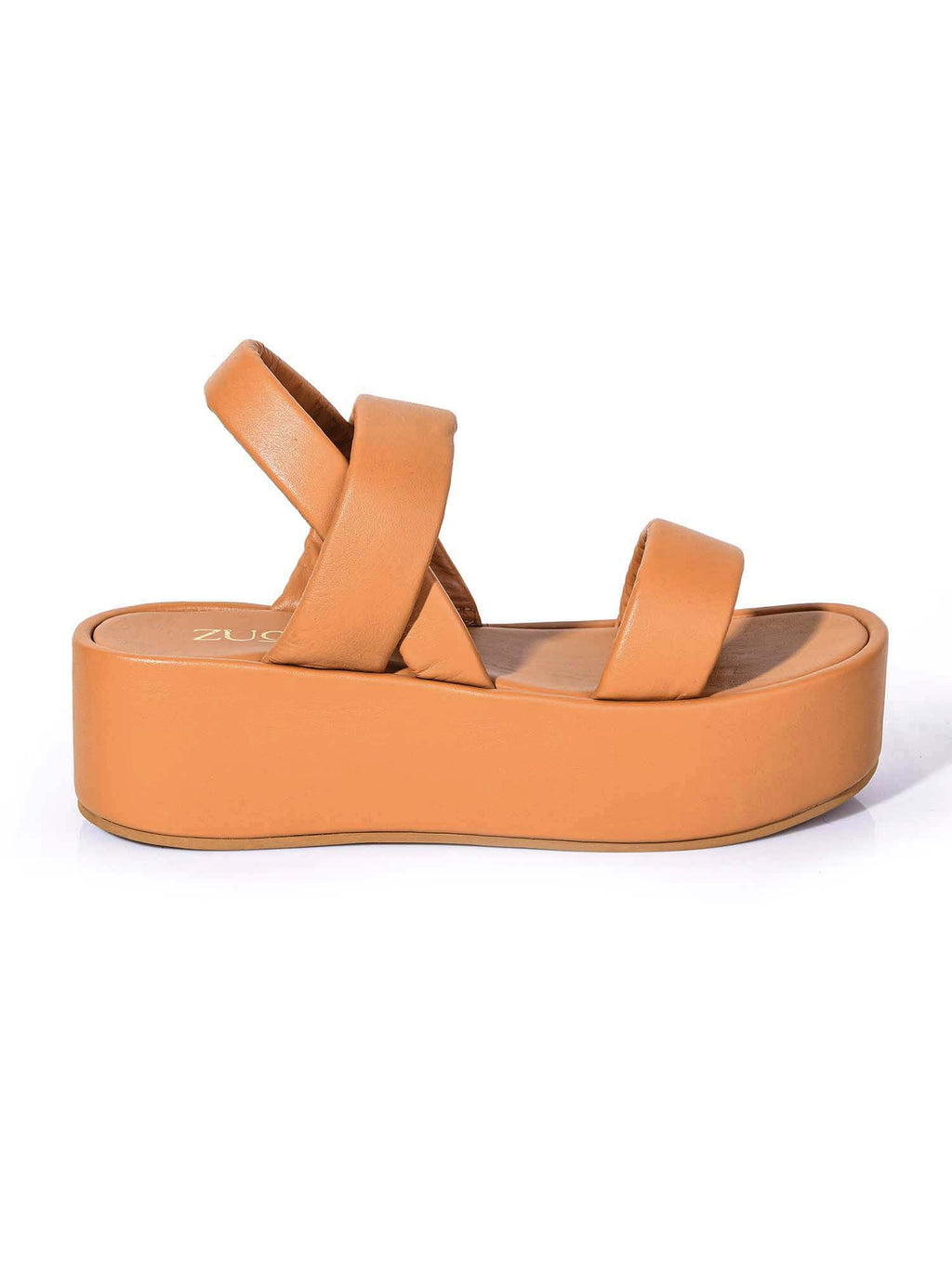 Perfil de la plataforma Lenna miel mostrando la elevación uniforme de la suela y el soporte delicado del cierre al tobillo