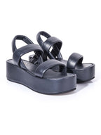 Sandalia de plataforma negra modelo Lenna de Zuoro Shoes, diseño acolchado de tiras anchas que protegen el pie y el tobillo