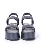 Vista frontal de la sandalia Lenna negra destacando el diseño de tiras cruzadas acolchadas que ofrecen un calce seguro y confortable