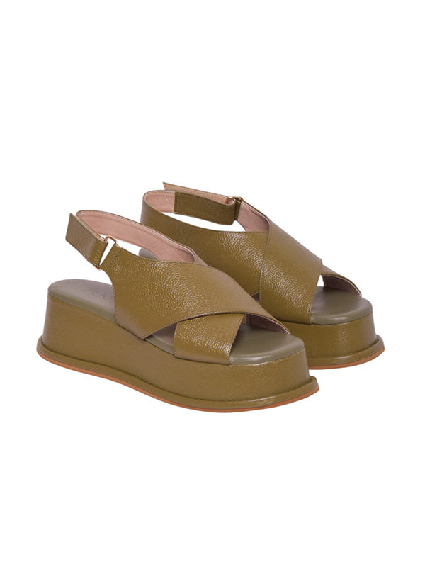 Sandalias verdes modelo Luna de Zuoro Shoes, con tiras frontales anchas y sistema de ajuste con cierre de contacto para un calce personalizado