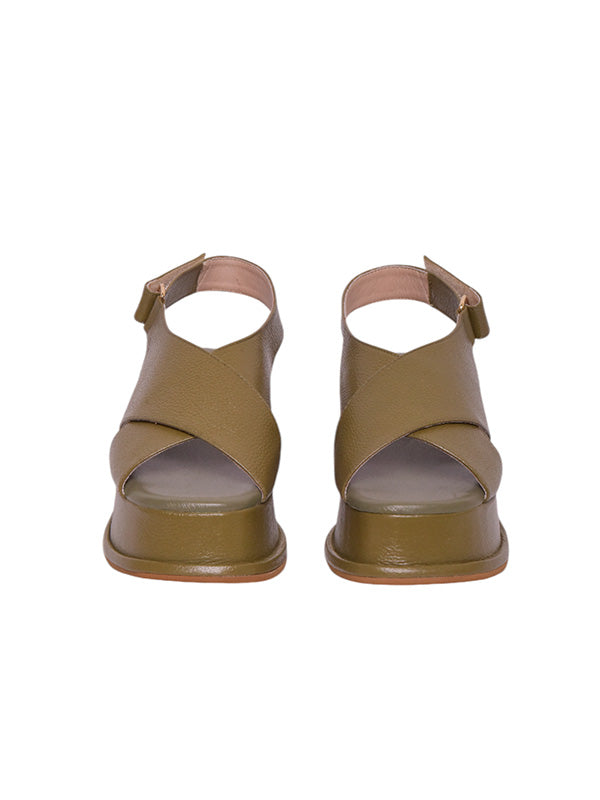 Vista frontal de las sandalias Luna en color verde, resaltando el diseño de tiras envolventes que aseguran el pie con suavidad y firmeza