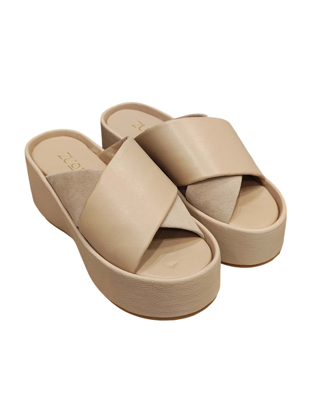 Sandalia tipo mule modelo Margara de Zuoro Shoes en color frappé, con bandas anchas cruzadas en cuero liso y carnaza sobre plataforma plana