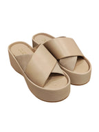 Sandalia tipo mule modelo Margara de Zuoro Shoes en color frappé, con bandas anchas cruzadas en cuero liso y carnaza sobre plataforma plana