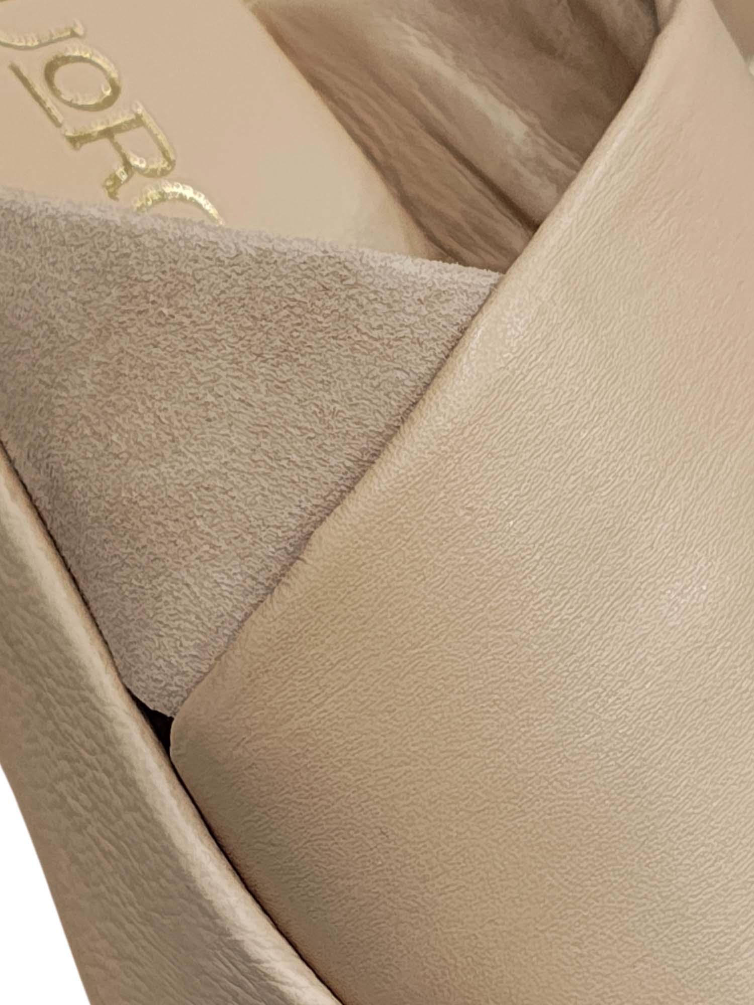 Primer plano del modelo Margara en color frappé, resaltando la suavidad de la carnaza y el brillo sutil del cuero liso