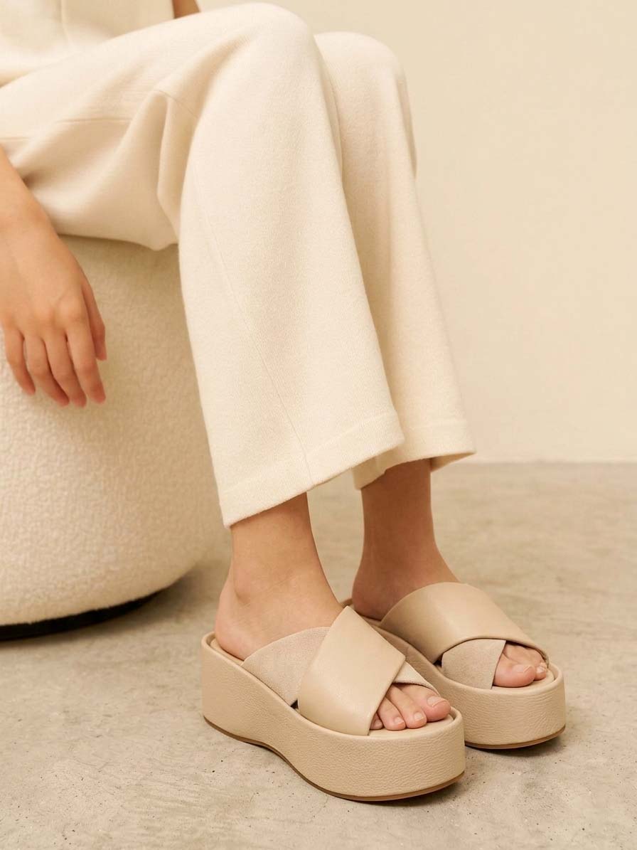 Close up de sandalia tipo mule modelo Margara de Zuoro Shoes en color frappé, mostrando su delicadeza en entorno monocromático