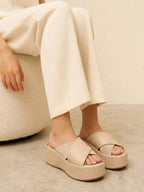 Close up de sandalia tipo mule modelo Margara de Zuoro Shoes en color frappé, mostrando su delicadeza en entorno monocromático