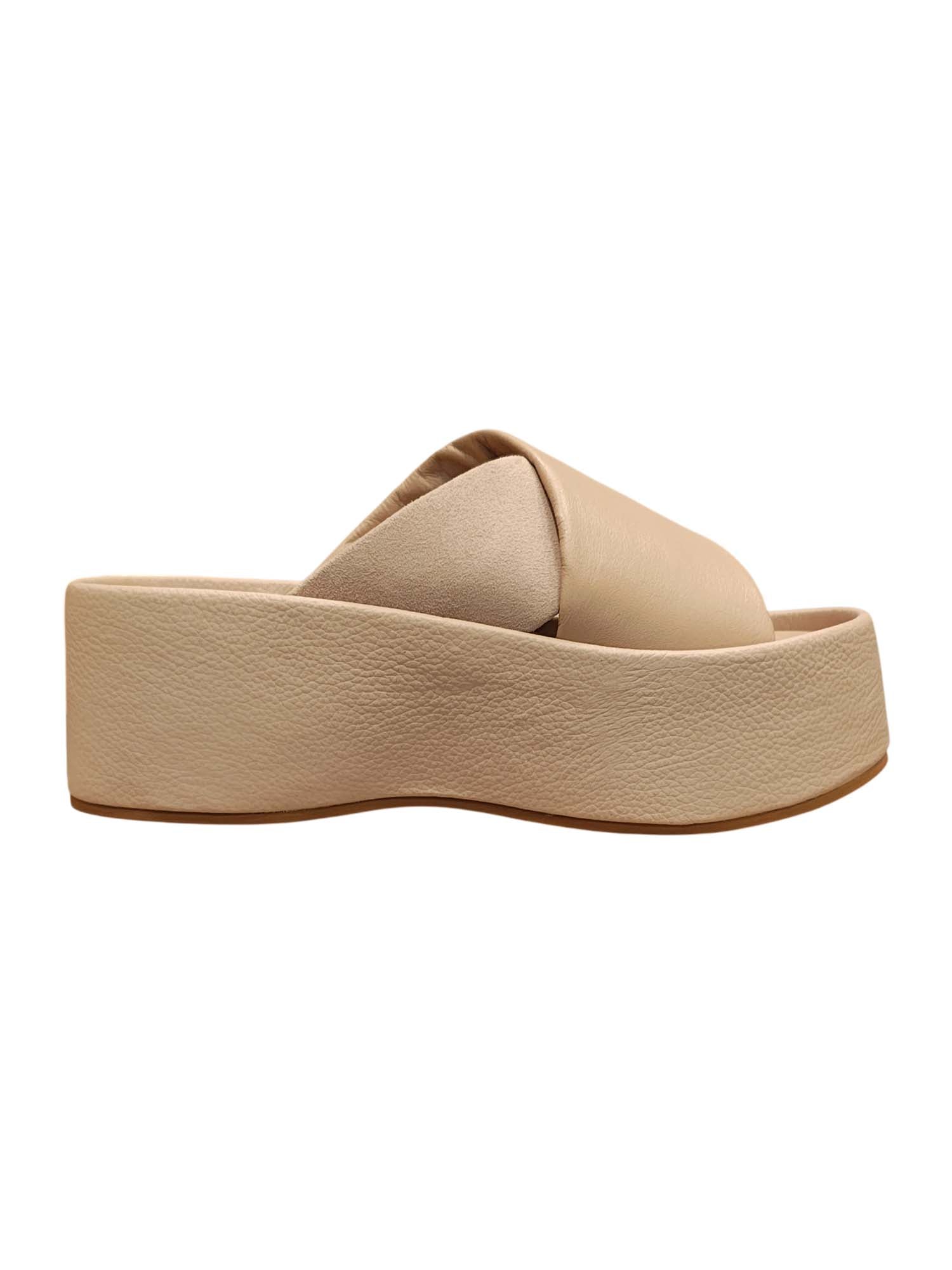 Perfil de la plataforma Margara resaltando la suela corrida y el contraste de texturas entre el cuero liso y la carnaza en tono frappé