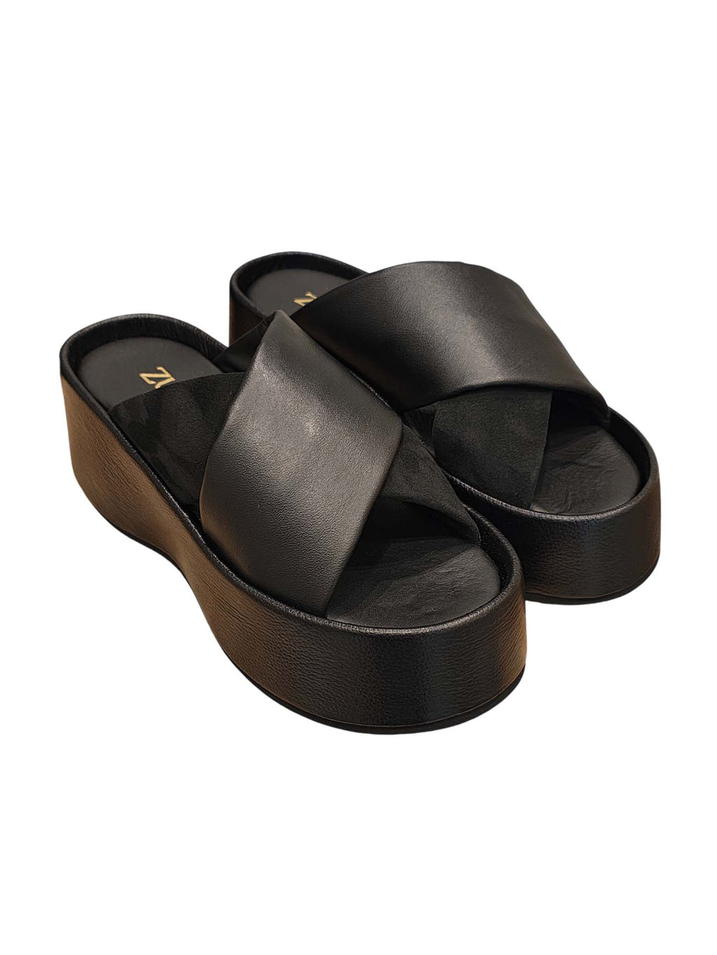 Sandalia flatform modelo Margara en color negro, con diseño de bandas cruzadas en mezcla de cuero liso y carnaza premium