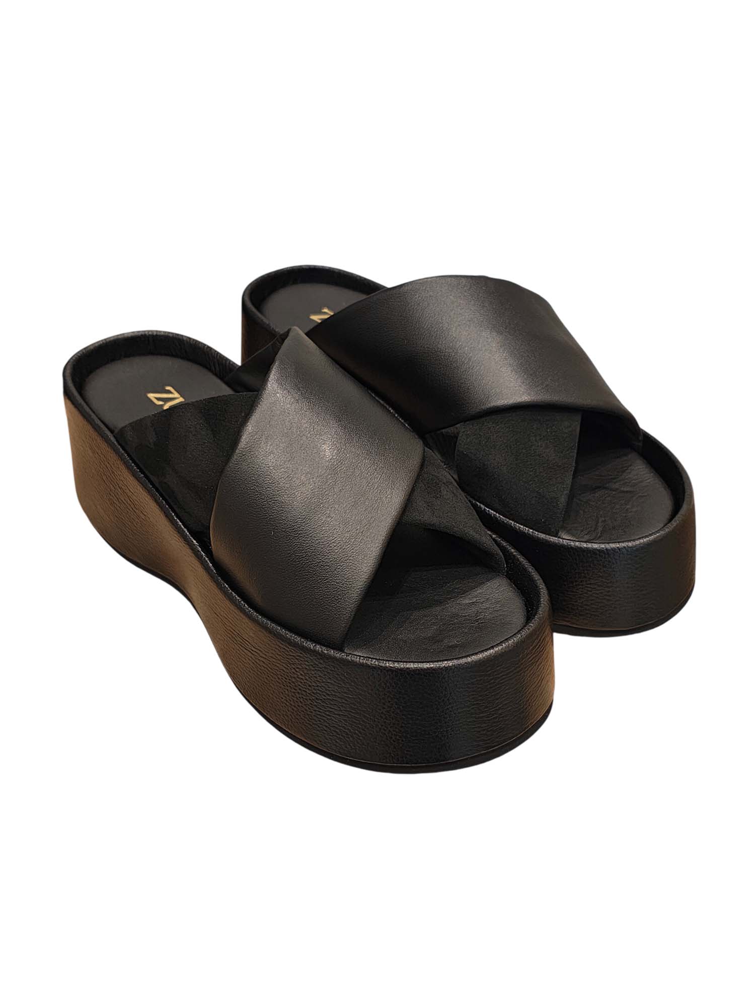 Sandalia flatform modelo Margara en color negro, con diseño de bandas cruzadas en mezcla de cuero liso y carnaza premium