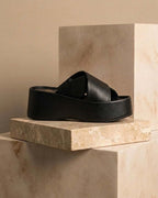 Close up de sandalia tipo mule modelo Margara de Zuoro Shoes en color negro, contrastando su elegancia en entorno monocromático