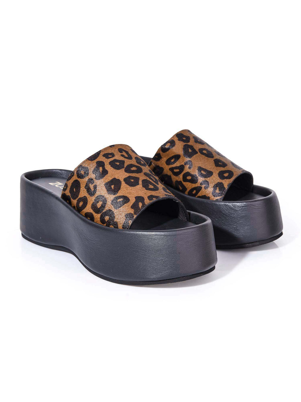 Sandalia de plataforma animal print modelo Nua de Zuoro Shoes, con capellada completa que cubre el empeine y calce inmediato