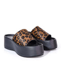 Sandalia de plataforma animal print modelo Nua de Zuoro Shoes, con capellada completa que cubre el empeine y calce inmediato