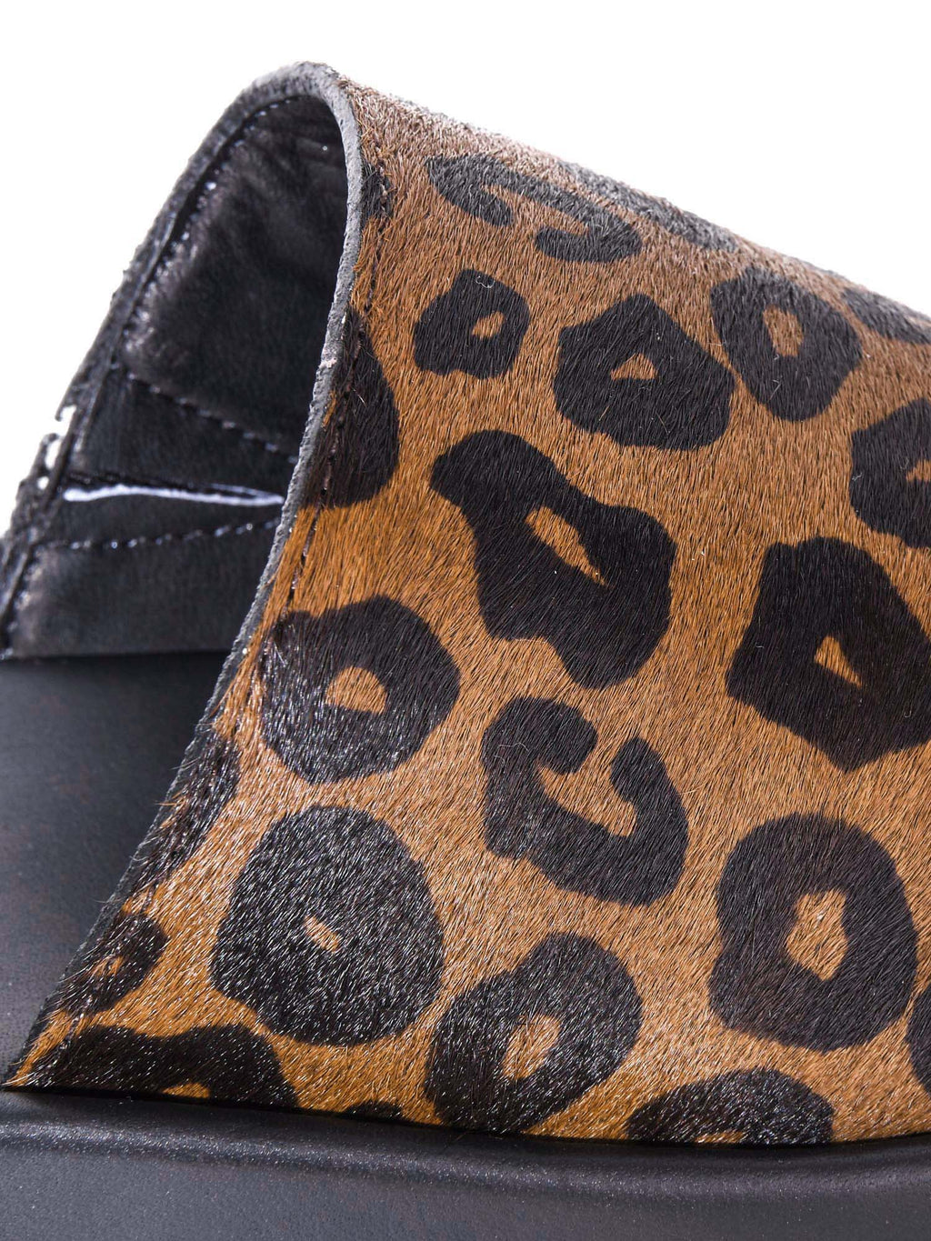 Primer plano de la textura animal print en la sandalia Nua, destacando el acabado premium del material y la calidad de la horma