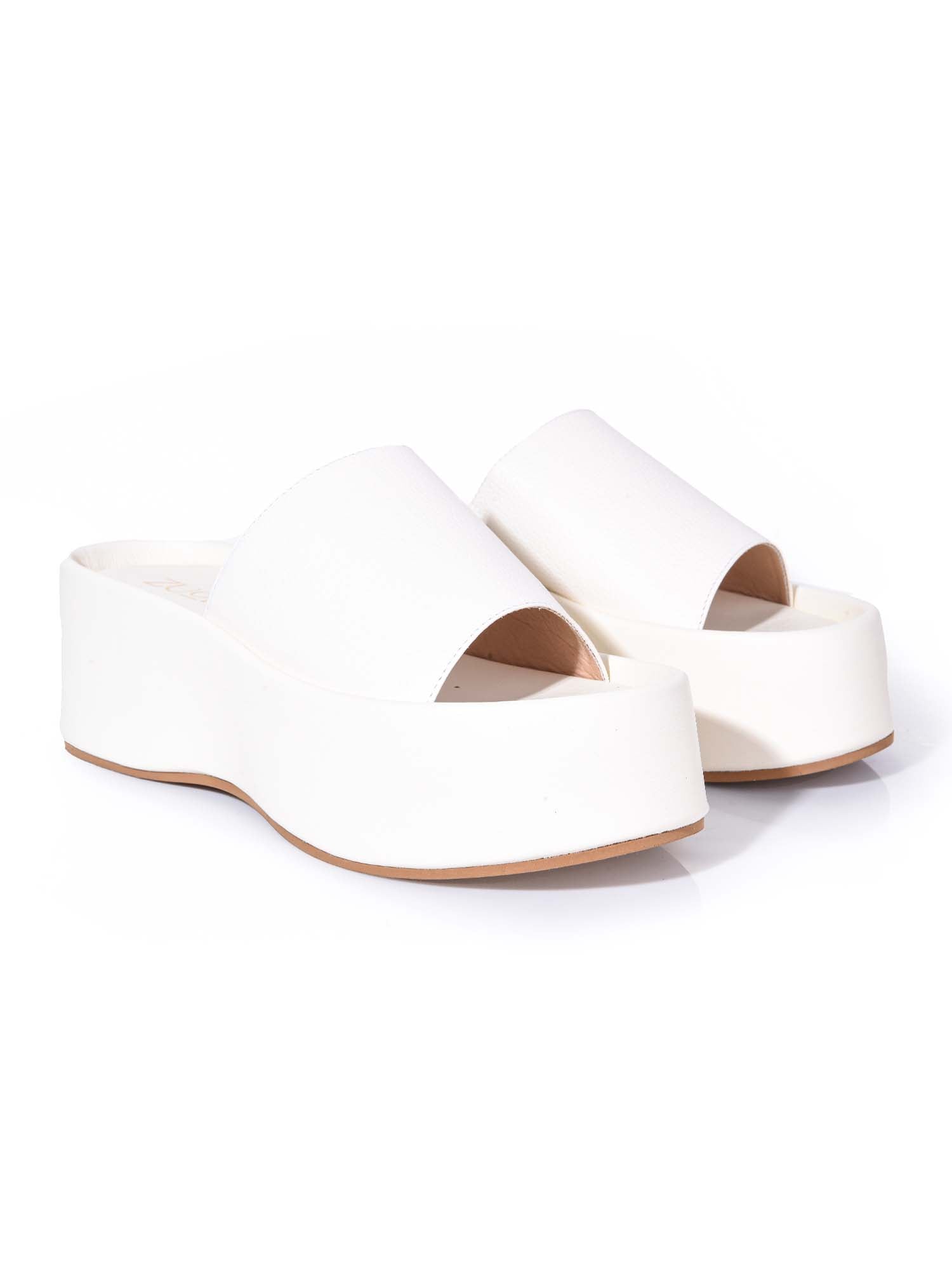 Sandalia plataforma blanca modelo Nua de Zuoro Shoes, capellada completa de cuero suave y suela plataforma ligera