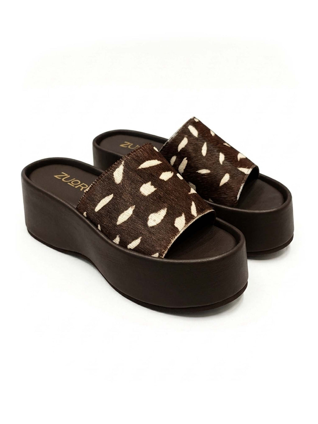 Sandalia de plataforma ligera modelo Nua de Zuoro Shoes en animal print café, con capellada completa que cubre el empeine y punta redonda