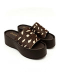 Sandalia de plataforma ligera modelo Nua de Zuoro Shoes en animal print café, con capellada completa que cubre el empeine y punta redonda