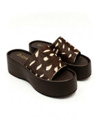 Sandalia de plataforma ligera modelo Nua de Zuoro Shoes en animal print café, con capellada completa que cubre el empeine y punta redonda