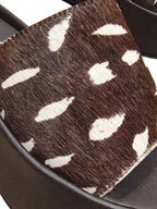 Primer plano del estampado animal print café en el modelo Nua, resaltando la calidad del material y el acabado de la plataforma