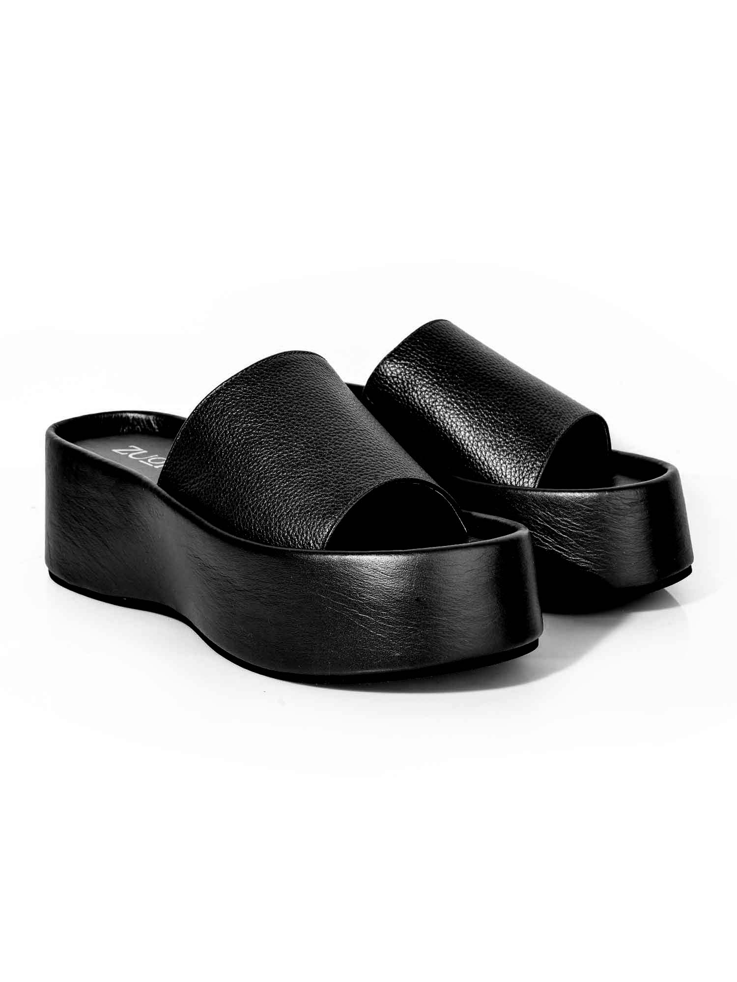 Sandalia plataforma negro modelo Nua de Zuoro Shoes, diseño minimalista de capellada abierta adelante y suela ligera