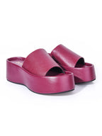 Sandalia plataforma vinotinto modelo Nua de Zuoro Shoes, diseño minimalista de capellada cerrada y suela ligera