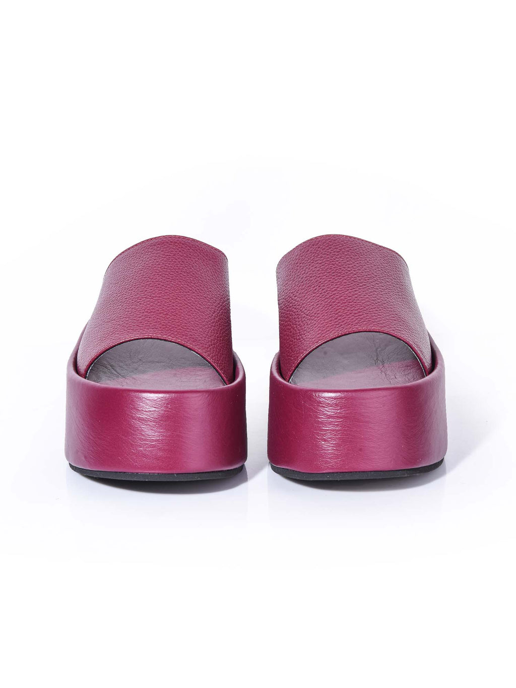 Vista frontal de la sandalia Nua vinotinto, destacando la limpieza del diseño de punta redonda y el tono borgoña profundo