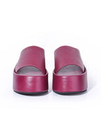 Vista frontal de la sandalia Nua vinotinto, destacando la limpieza del diseño de punta redonda y el tono borgoña profundo