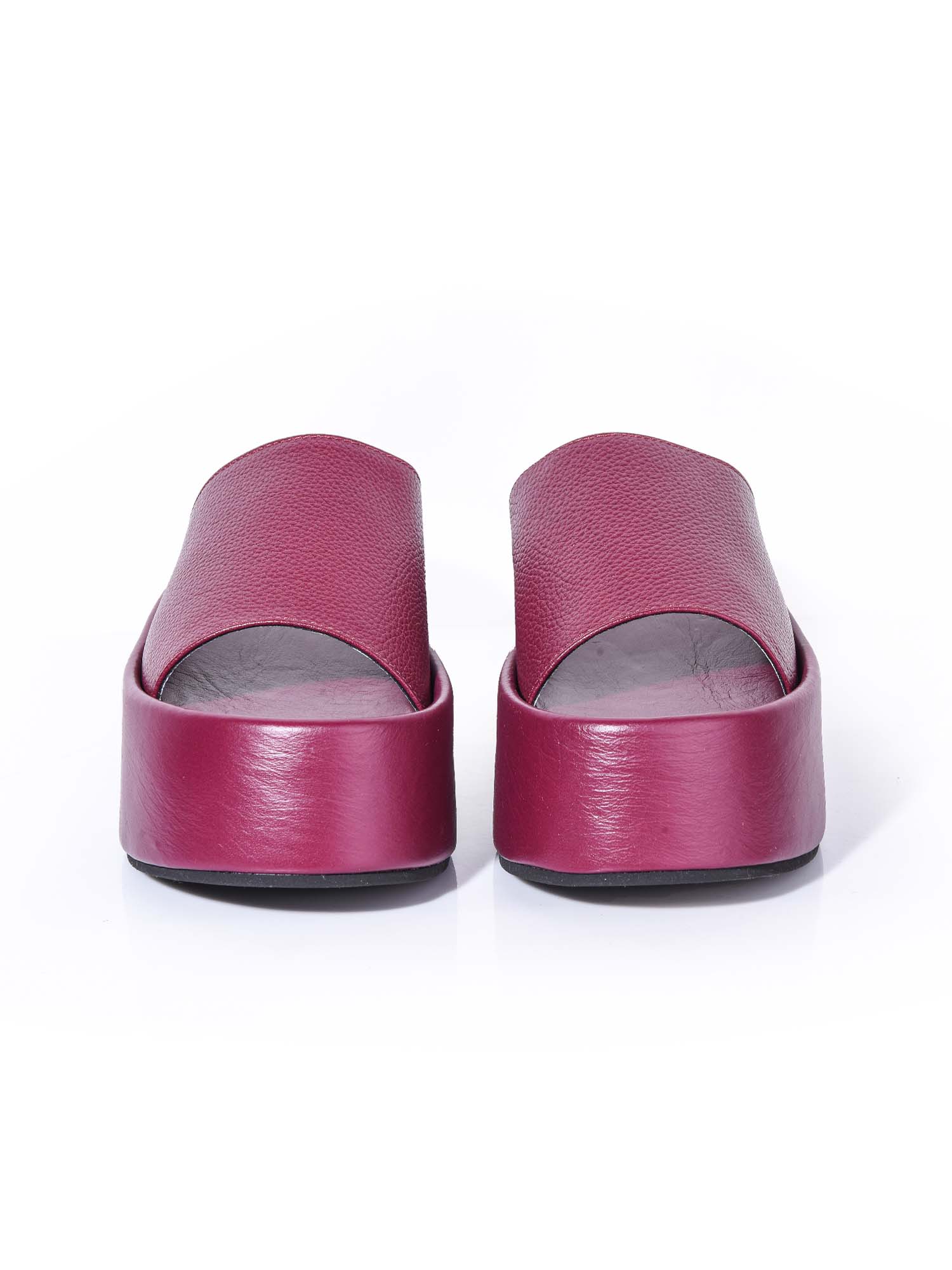 Vista frontal de la sandalia Nua vinotinto, destacando la limpieza del diseño de punta redonda y el tono borgoña profundo