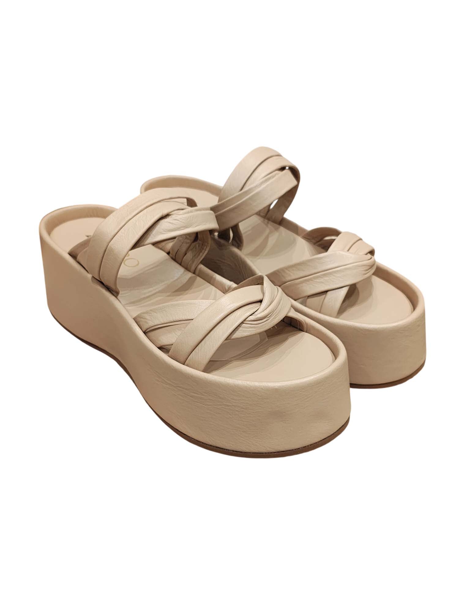 Sandalia flatform modelo Seda de Zuoro Shoes en color frappe, con capellada de múltiples tiras cruzadas y anudadas sobre una plataforma de borde redondeado