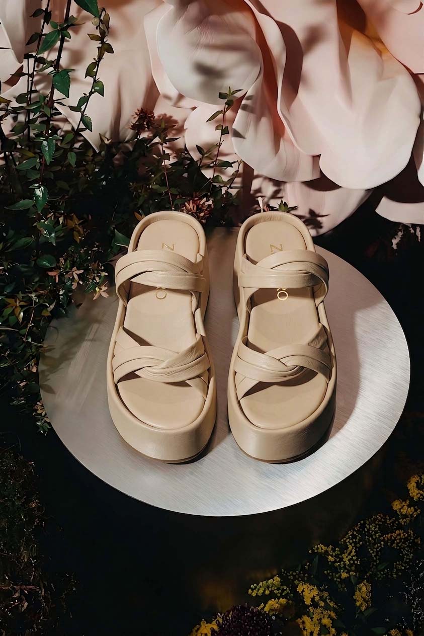 Sandalia flatform modelo Seda de Zuoro Shoes en color frappe, destacando en entorno nocturno natural, mostrando mucha elegancia y neutralidad