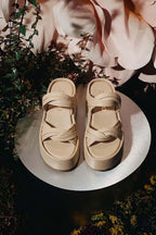 Sandalia flatform modelo Seda de Zuoro Shoes en color frappe, destacando en entorno nocturno natural, mostrando mucha elegancia y neutralidad