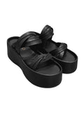 Sandalia de plataforma modelo Seda de Zuoro Shoes en color negro, con correas de cuero suavemente entrelazadas sobre el empeine
