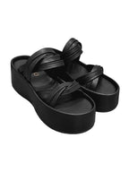 Sandalia de plataforma modelo Seda de Zuoro Shoes en color negro, con correas de cuero suavemente entrelazadas sobre el empeine