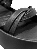 Primer plano del modelo Seda de Zuoro Shoes en color negro, enfocando el acabado del cuero suave y la artesanía en el entrelazado de sus correas