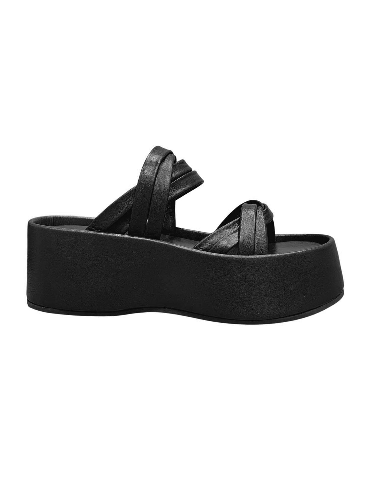 Perfil de la sandalia plataforma Seda en tono negro, resaltando la curvatura suave del borde redondeado de la suela y la fluidez del diseño entrelazado