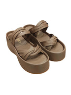 Sandalia flatform modelo Seda de Zuoro Shoes en color taupe, con capellada de múltiples tiras cruzadas y anudadas sobre una plataforma de borde redondeado