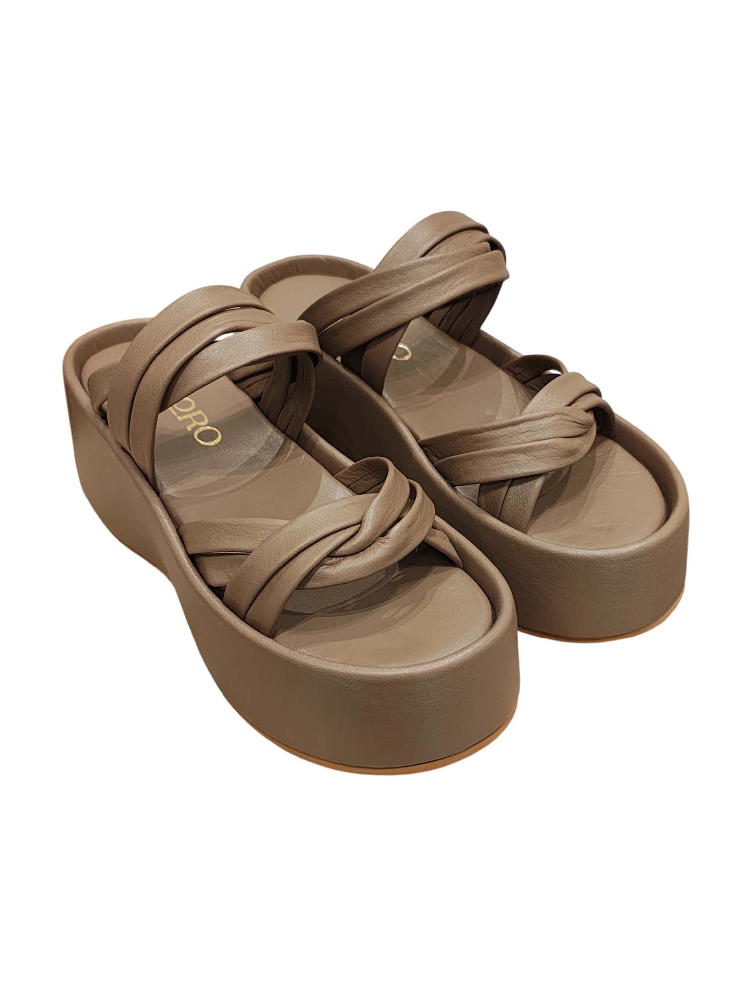 Sandalia flatform modelo Seda de Zuoro Shoes en color taupe, con capellada de múltiples tiras cruzadas y anudadas sobre una plataforma de borde redondeado