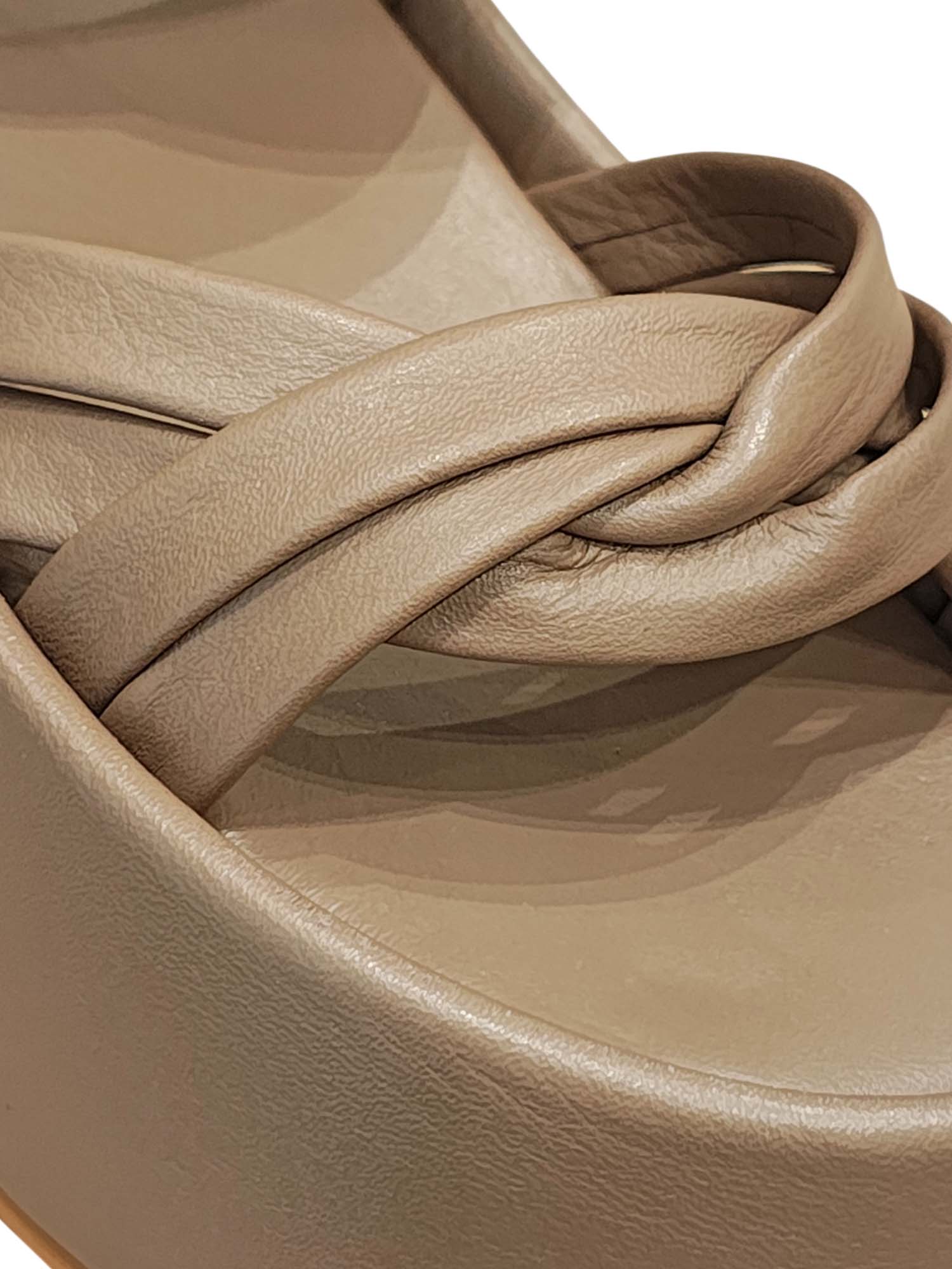 Primer plano del detalle de los nudos y el cruce de tiras en la sandalia Seda, resaltando la calidad de la confección en tono taupe