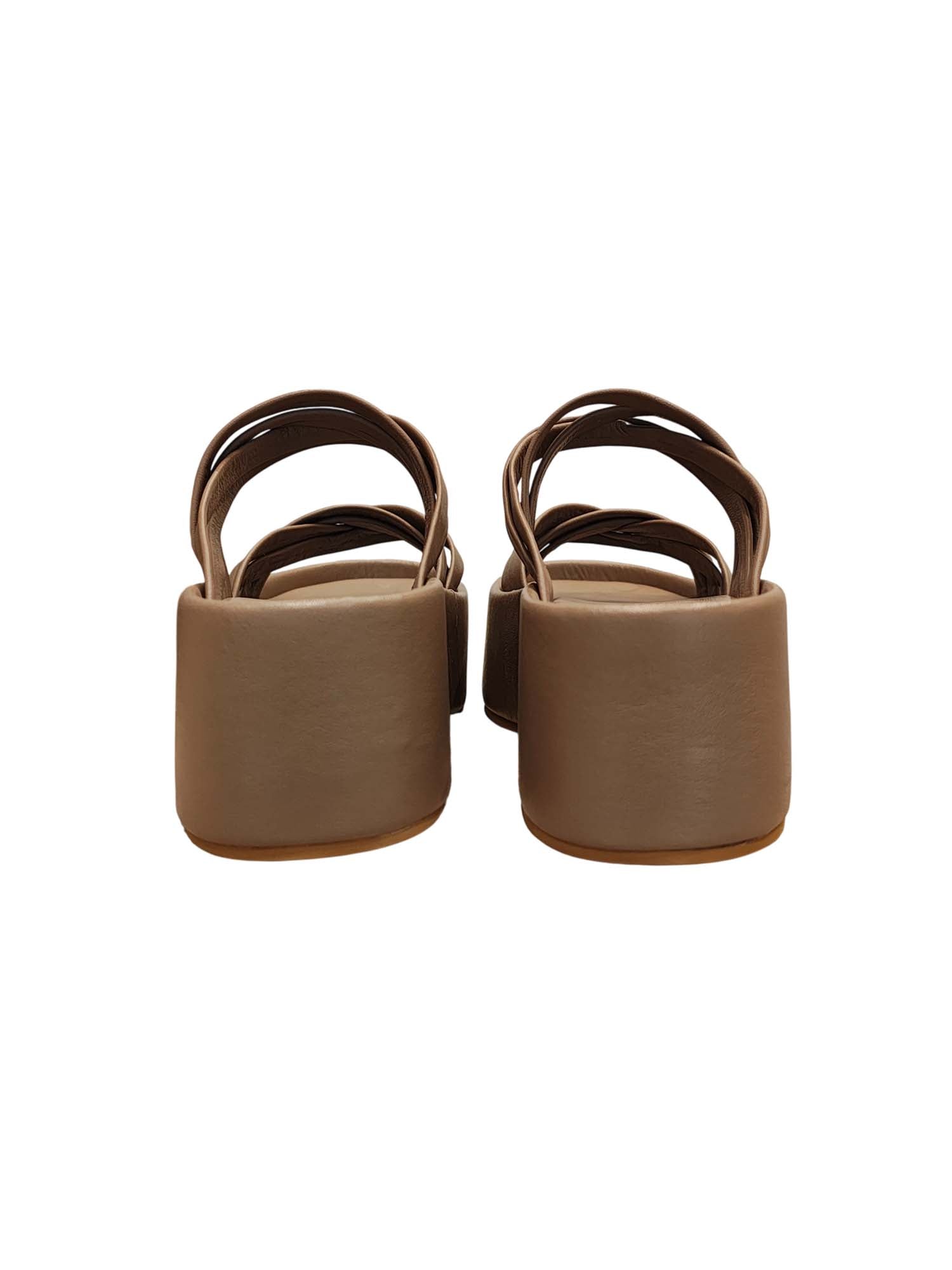 Vista posterior del modelo Seda, mostrando la elevación uniforme de la plataforma y el acabado limpio del tono taupe en el talón